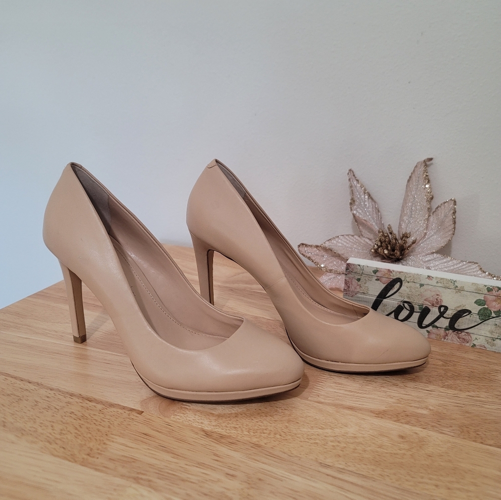 Bannana Republic Cream Stilettos size 7. With a 4 inch heel. Very crisp.